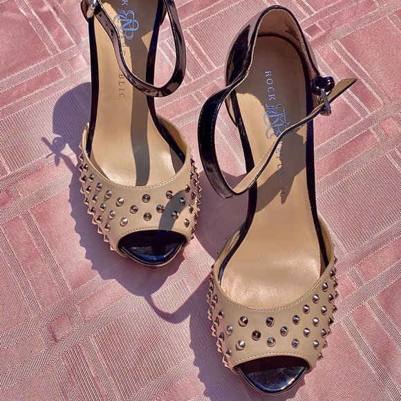 Size 8.5 - Rock Republic - Studded Tan/Black Heels - Picture 2 of 3